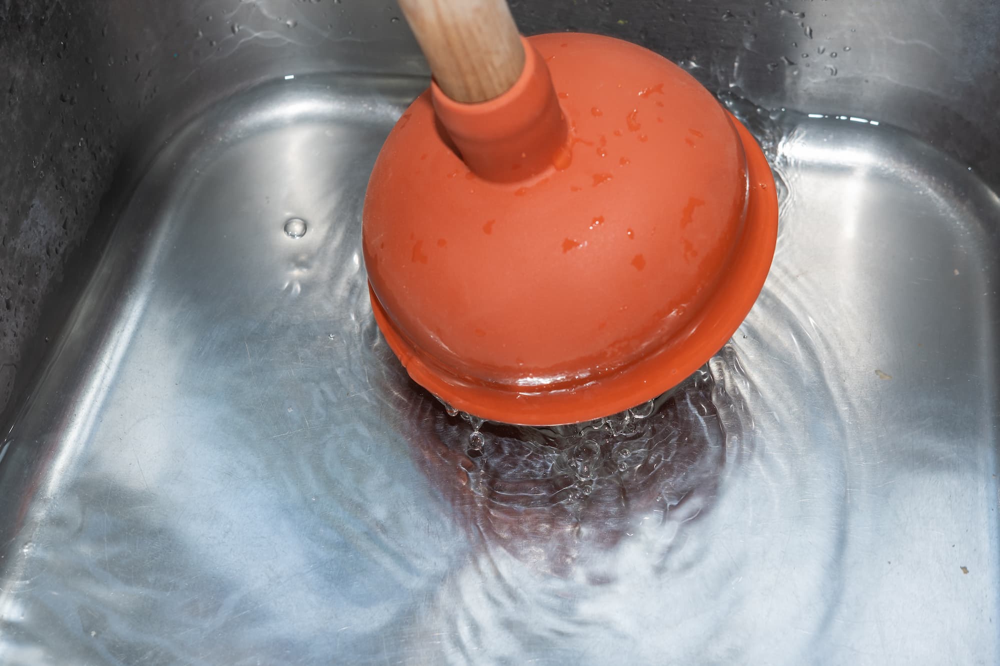 Comment pr&eacute;venir les obstructions de canalisations dans les cuisines ? Remiremont